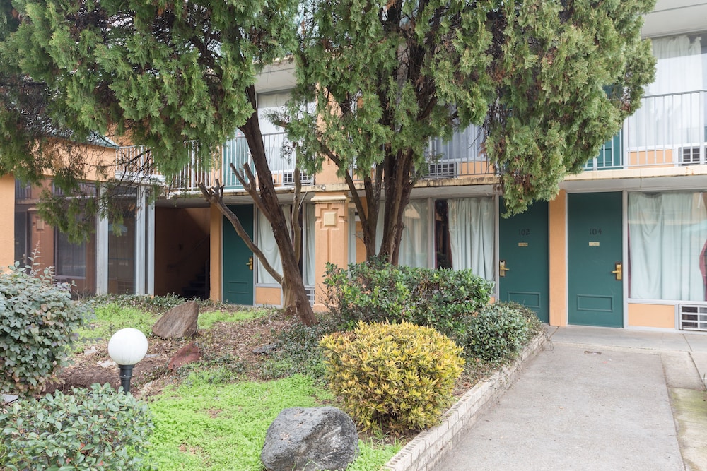 Bossier Inn And Suites image