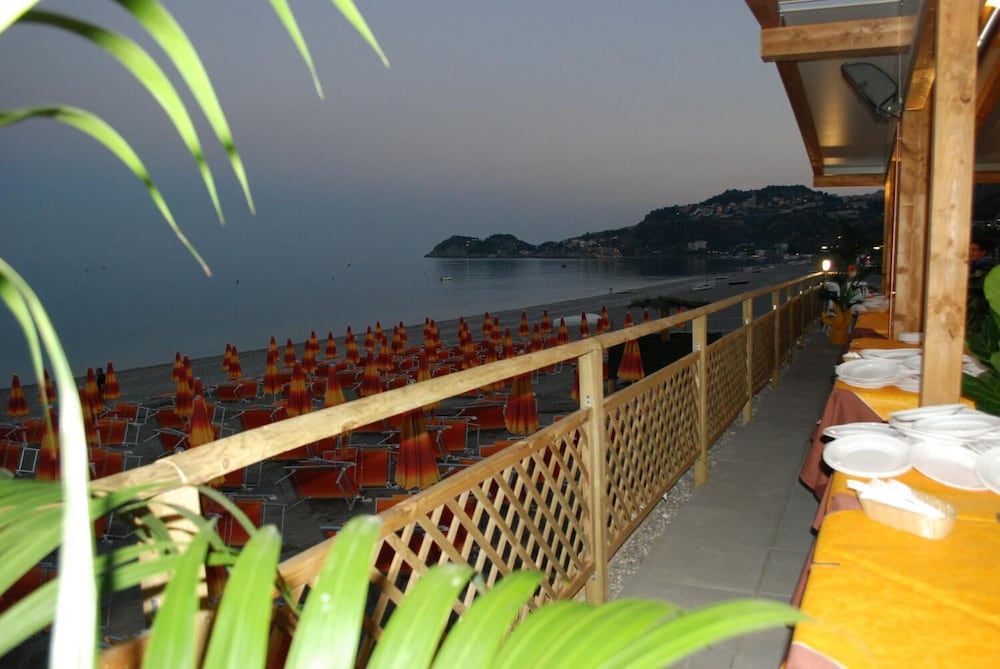 Maniel Beach Hotel 7/43