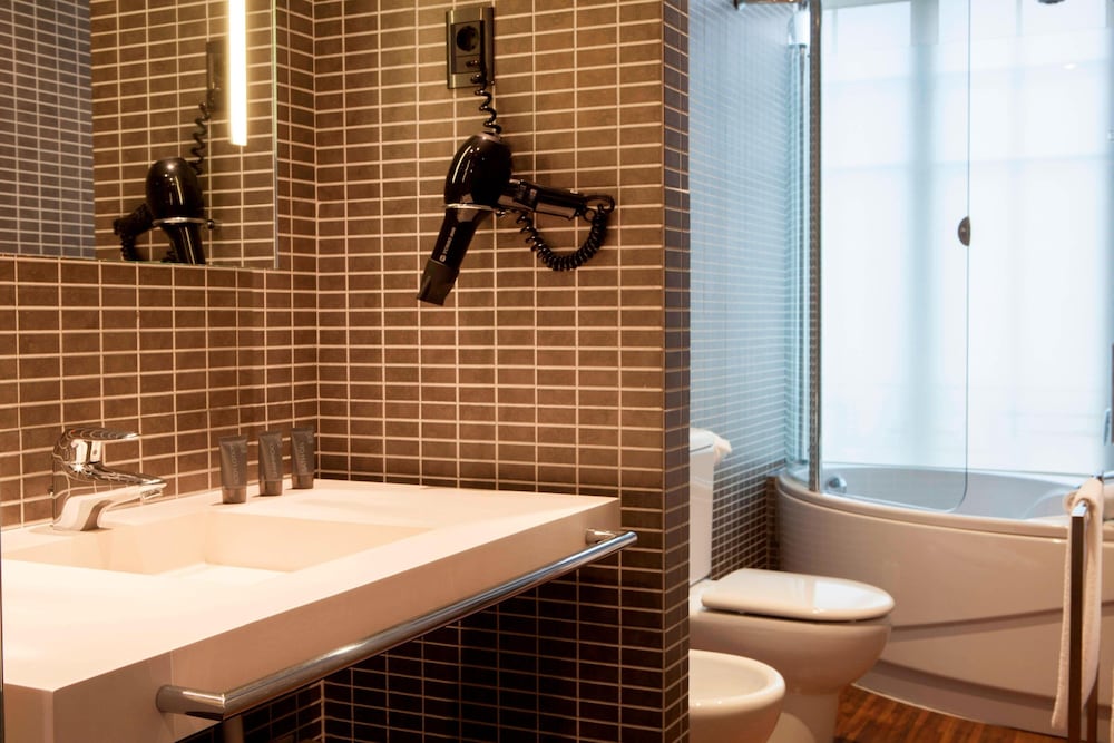 Plus, Standard, King Bed, City View، AC Hotel Burgos by Marriott 15/15