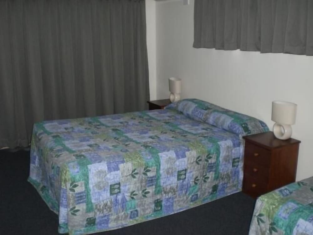 EXECUTIVE, TWIN BEDS