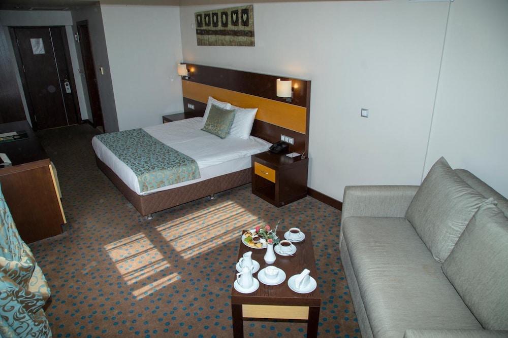 MOM Hotel 4/22