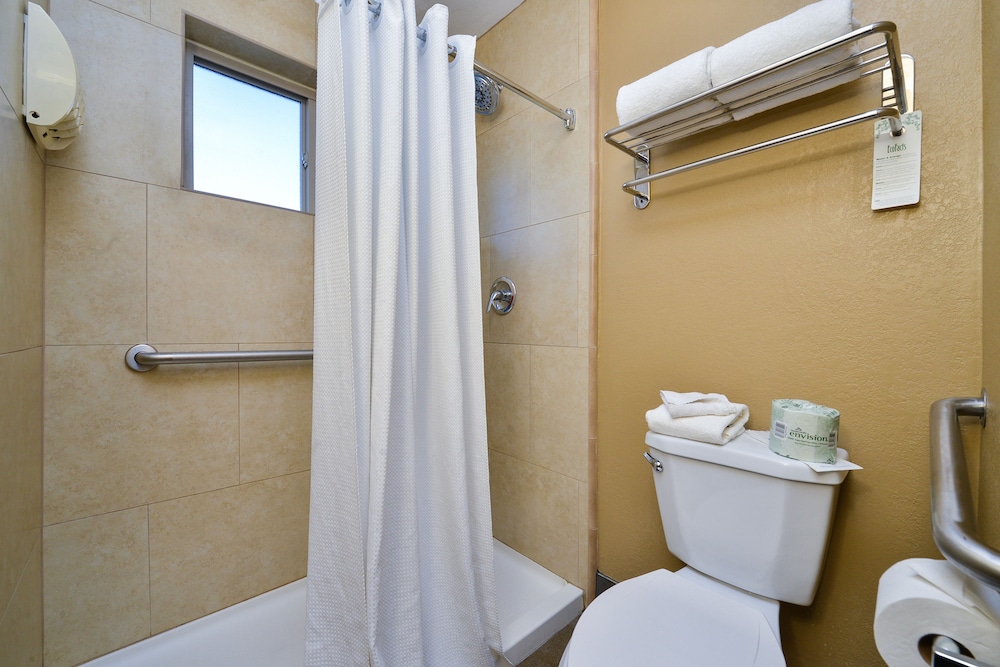 Royal Sun Inn & Suites 8/25