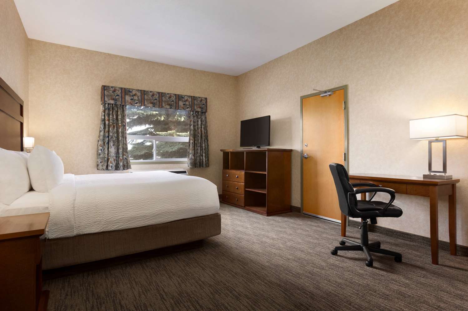 Days Inn and Suites by Wyndham Brooks 10/34