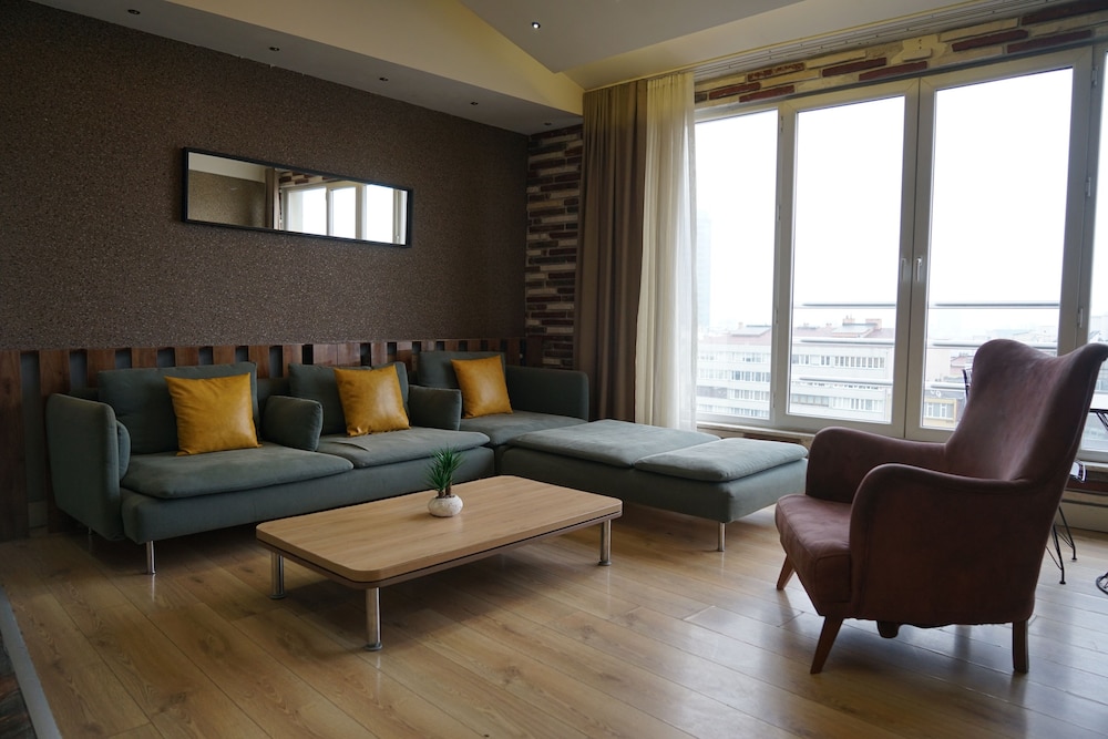 Corner Park Suites 30/50