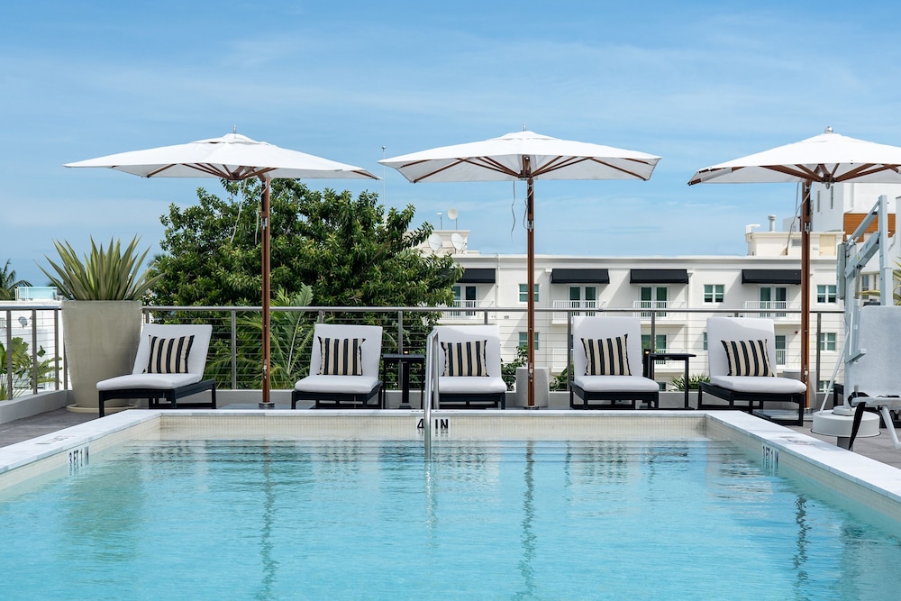 Nassau Suite Hotel 44/50