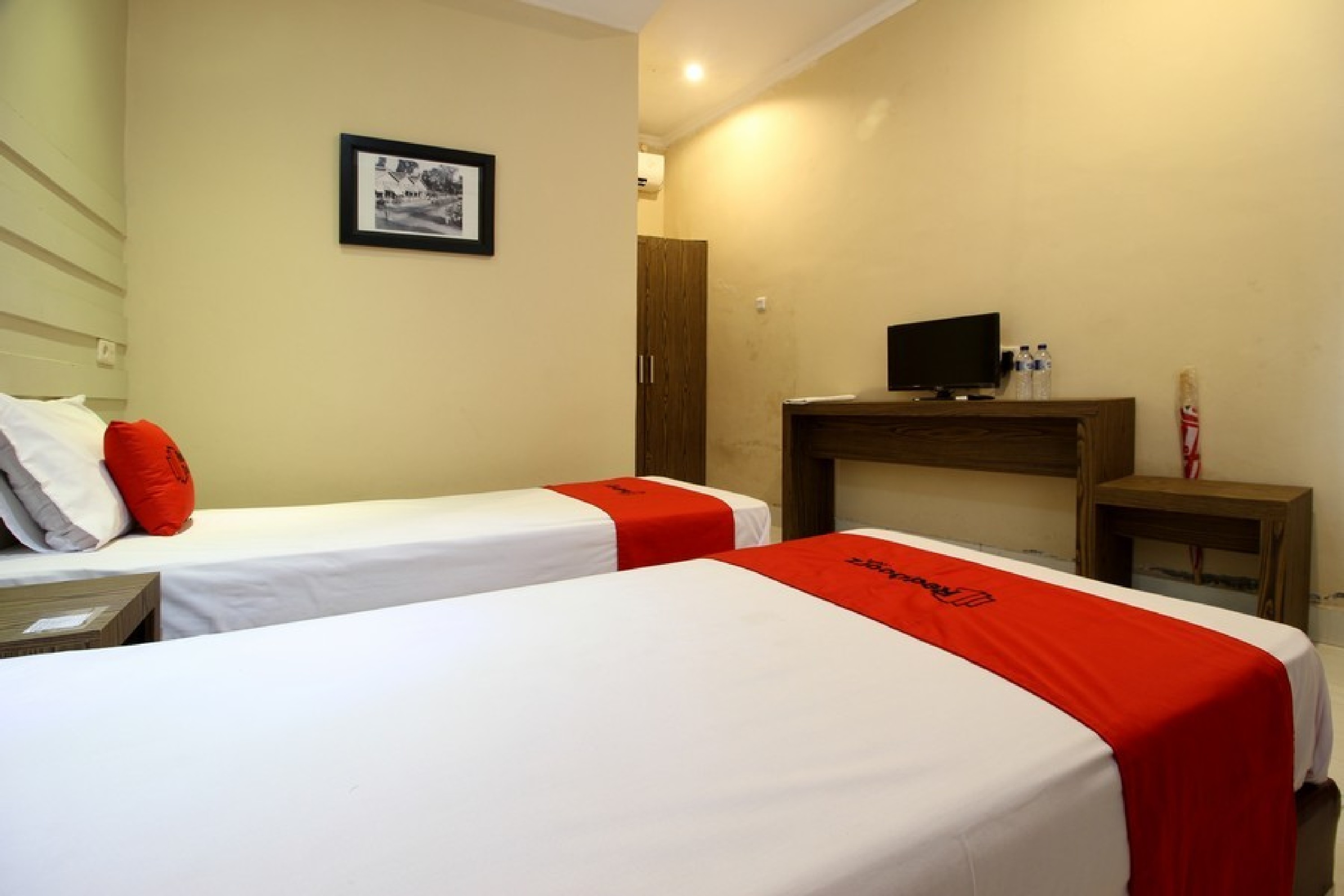 Reddoorz Plus @ Jalan Damai 2 7/24