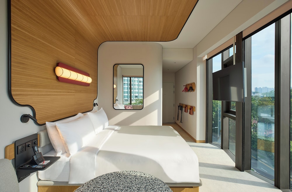 STANDARD, KING BED, CORNER