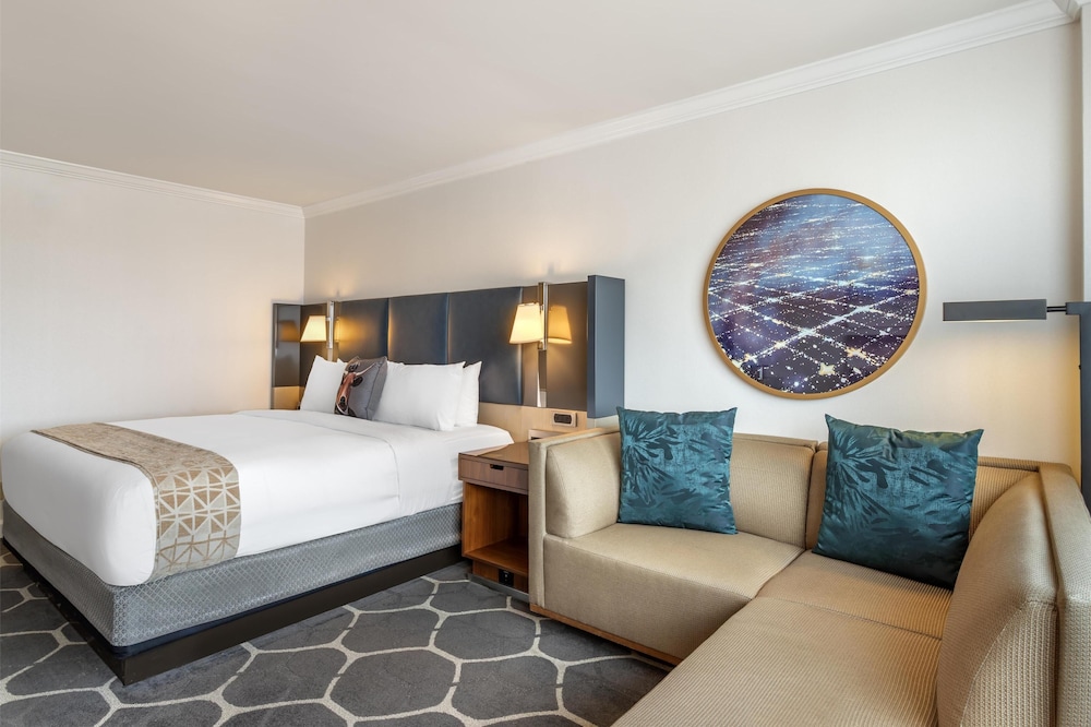 Preferred, King Bed, High Floor, Corner, Accessible, Royal Sonesta Houston Galleria 4/5