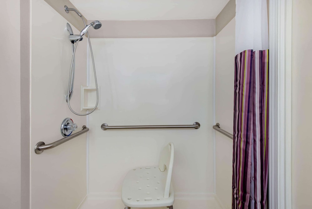 La Quinta Inn & Suites by Wyndham Lexington Park - Patuxent 12/52