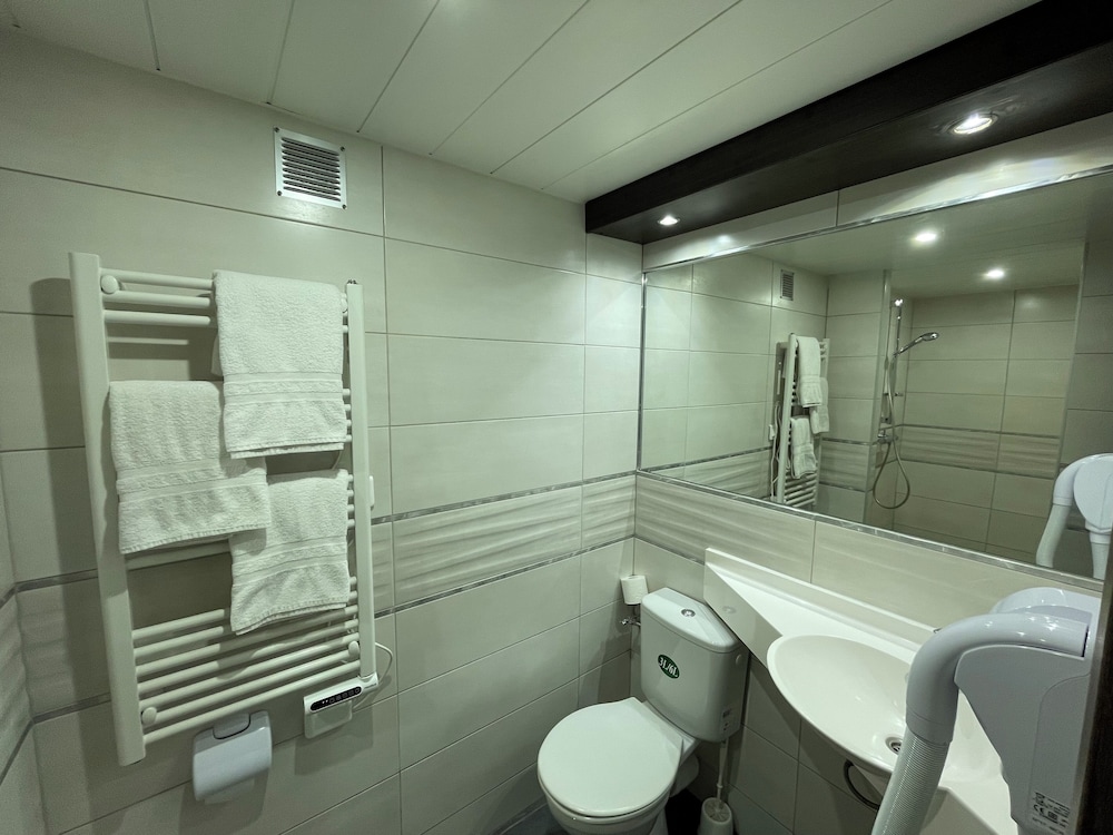 BRIT HOTEL SAINT-QUENTIN 50/53