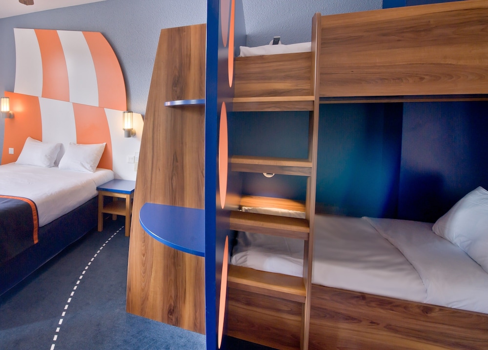Explorers Hotel 20/67