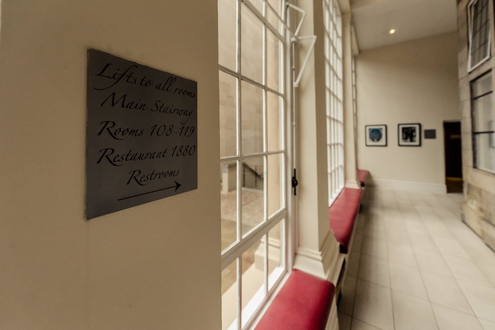 LEOPOLD HOTEL 25/50