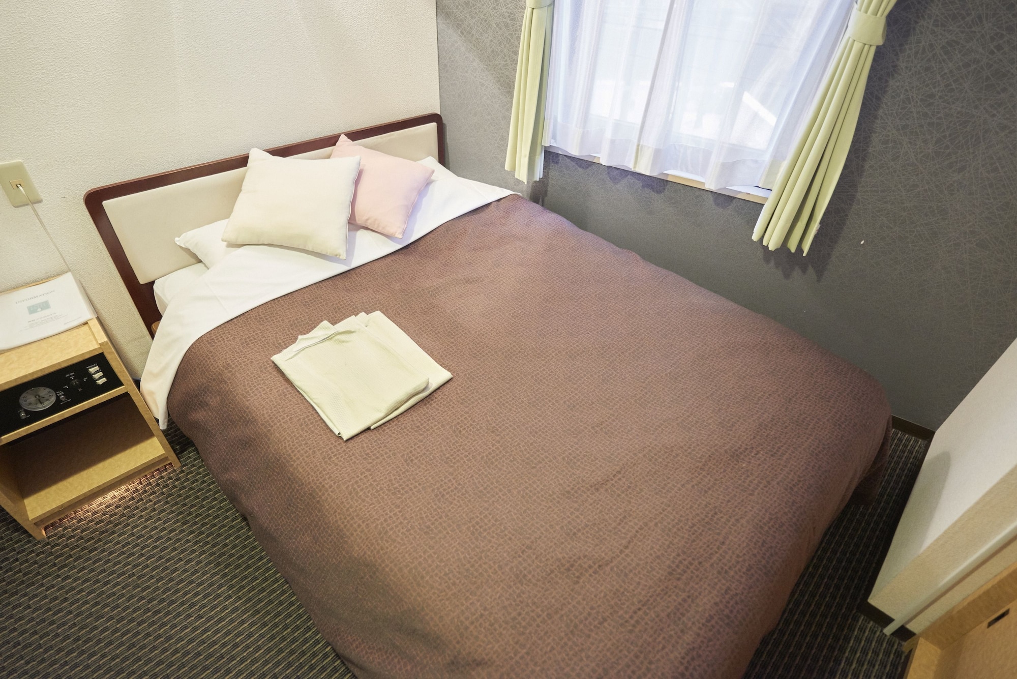 ROOM, DOUBLE BED