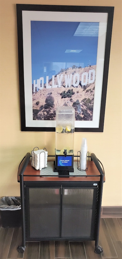 Comfort Inn & Suites Near Universal - N. Hollywood - Burbank 64/68