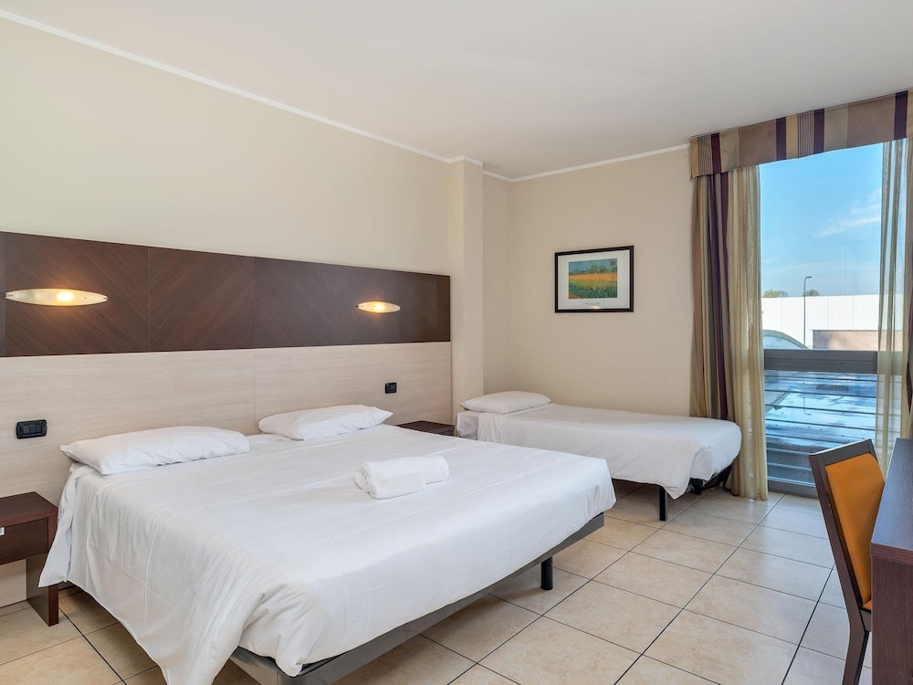 غرفة قياسية ثلاثية بسرير كوين وسرير فردي، B&B HOTEL Settimo Torinese 7/10