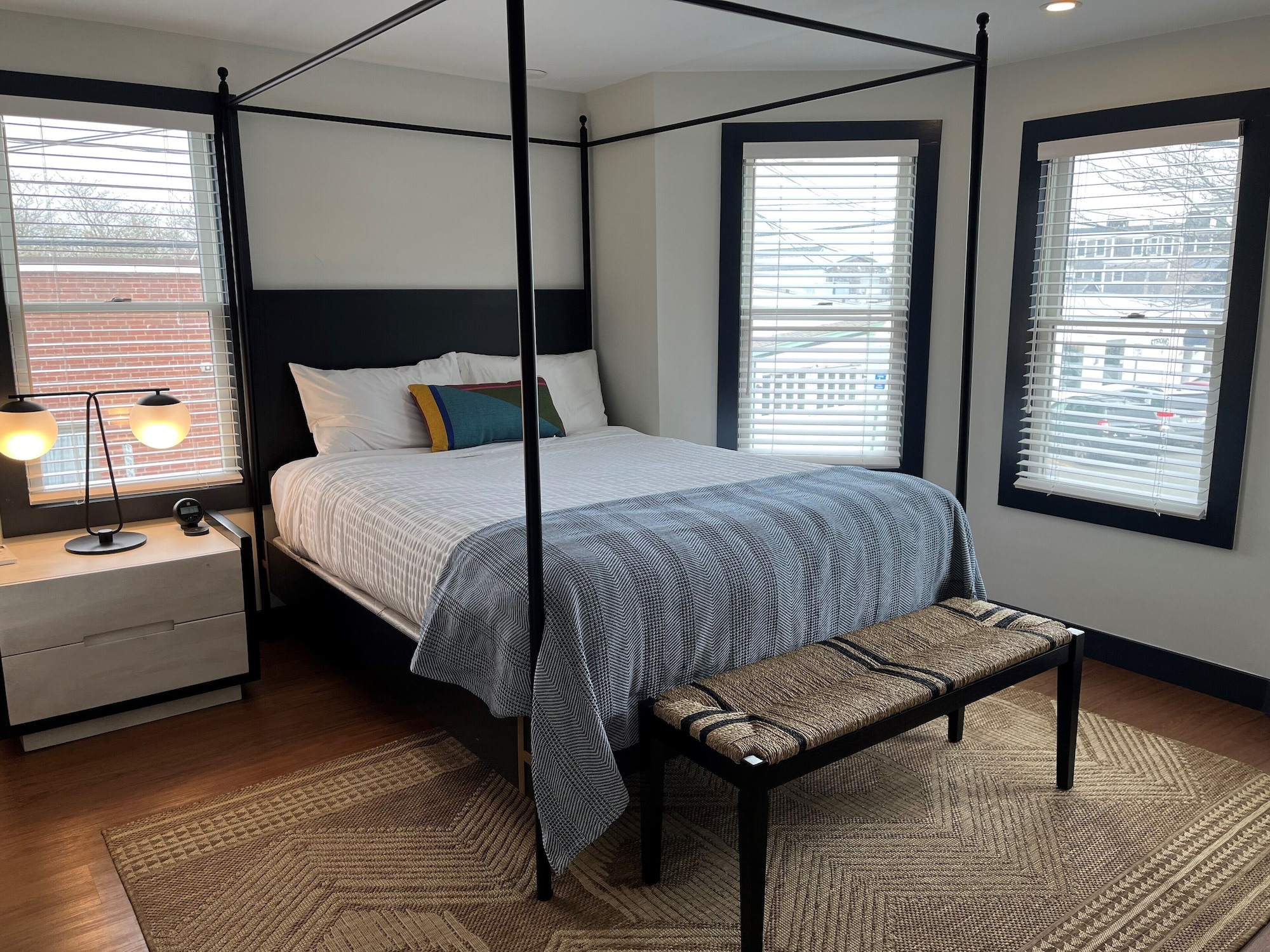 Superior, Queen Bed, Hotel Ginger 3/8