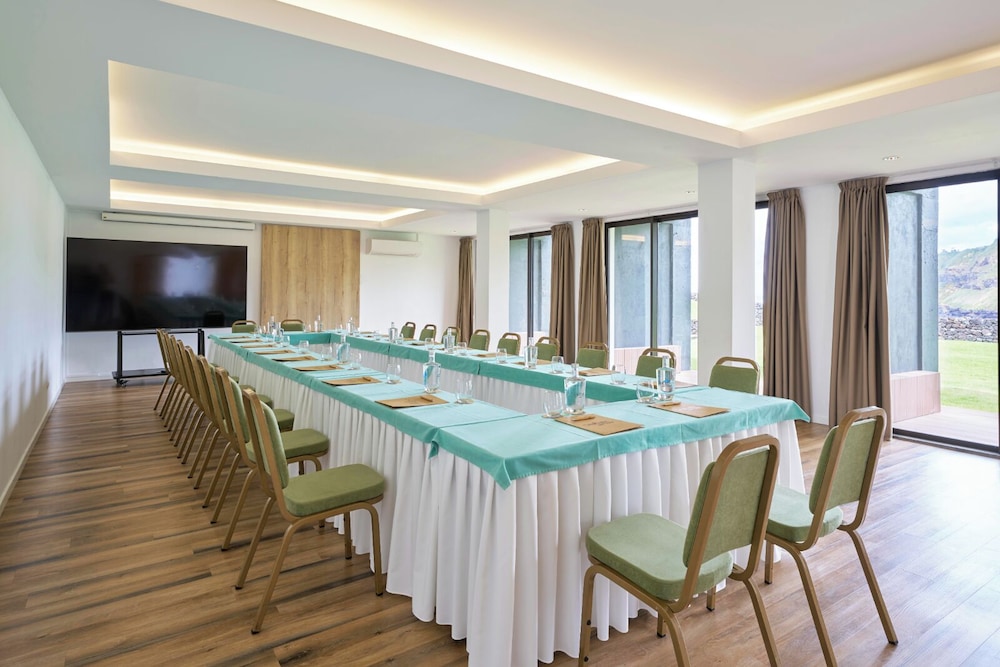 Caloura Hotel Resort 40/50