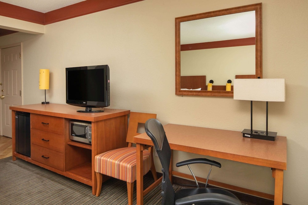 La Quinta Inn & Suites by Wyndham Atlanta Ballpark/Galleria 54/64