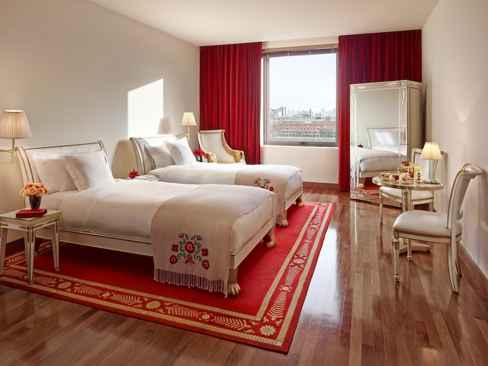 ROOM, TWIN BEDS, SKYLINE VIEW