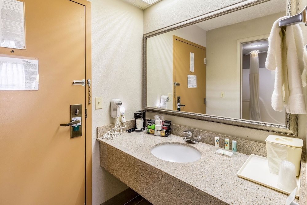 Quality Inn Rolla MO 19/49