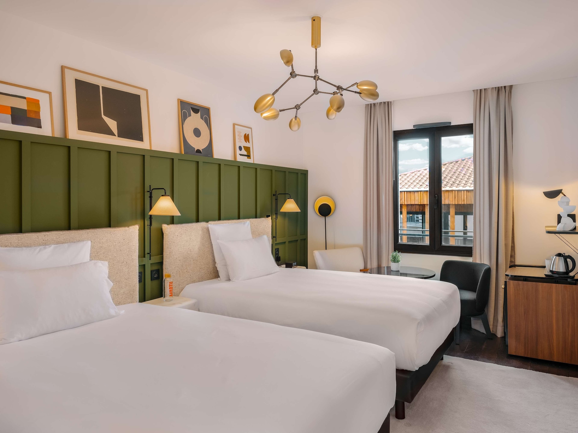 DELUXE, TWIN BEDS