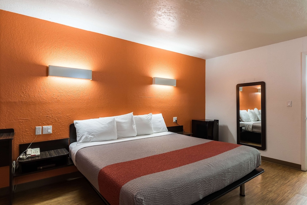 غرفة قياسية بسرير كينج، Motel6 Uvalde, TX 5/10
