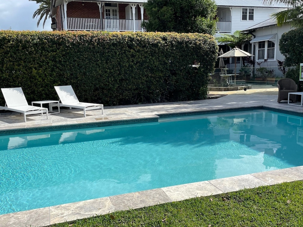 BALLINA MANOR BOUTIQUE HOTEL 53/55
