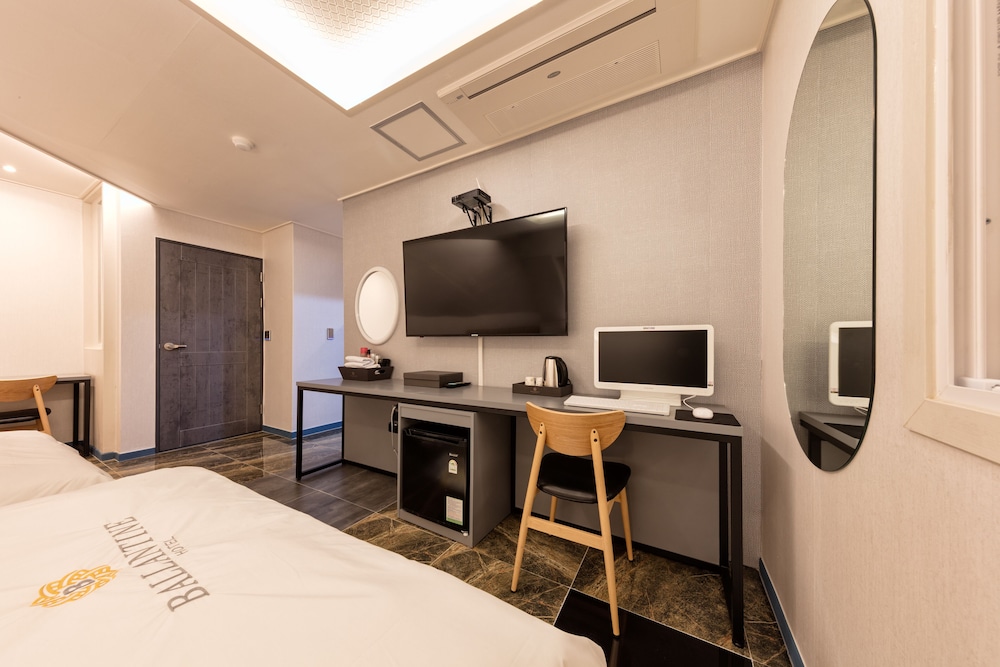 Ballantine Hotel 37/48