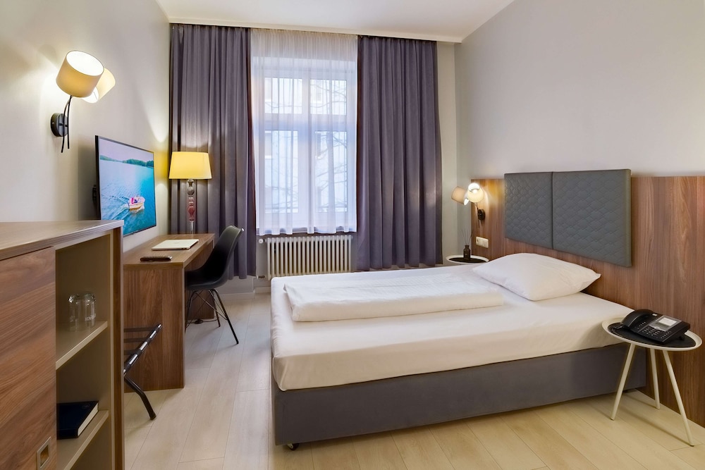 Astor Hotel 24/80