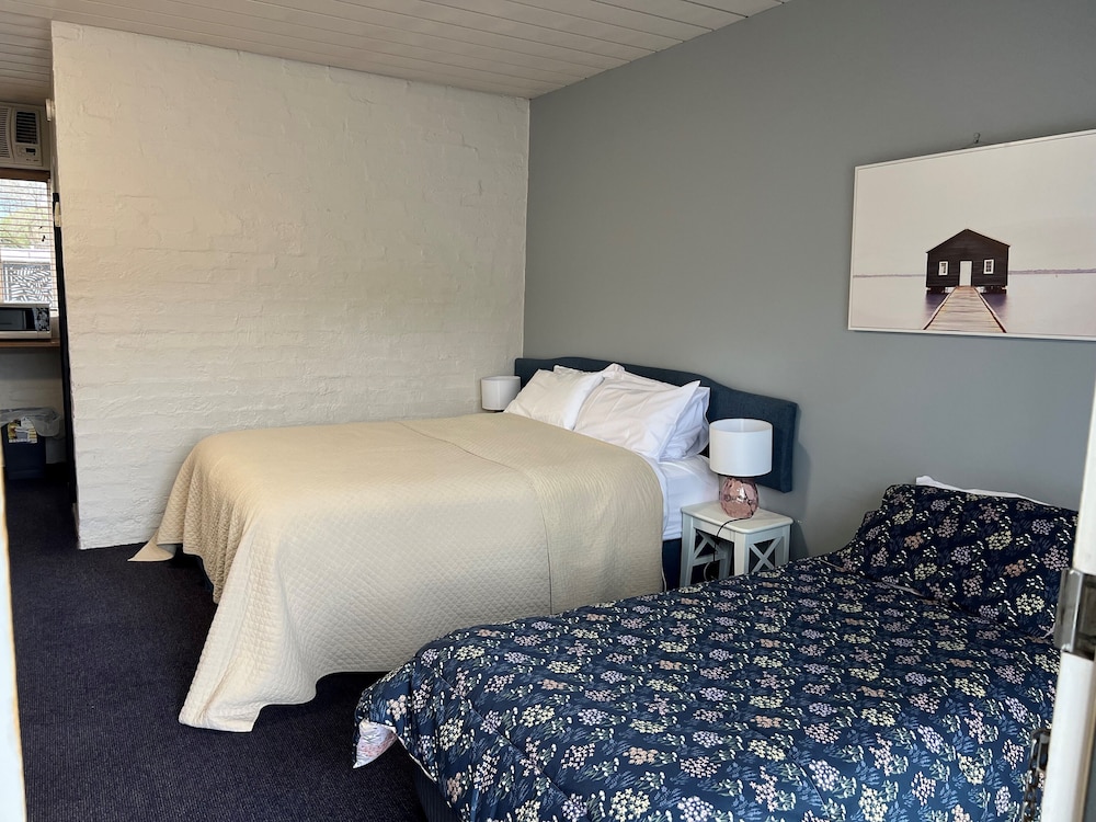 RIVERBANK PARK MOTEL 20/63