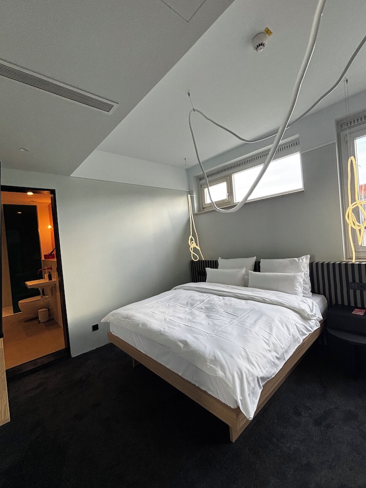 The Flushing Meadows Hotel & Bar 25/50