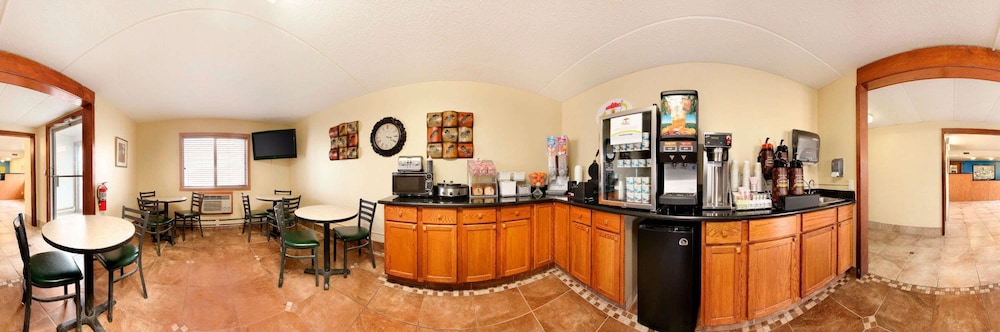 Super 8 by Wyndham West Fargo Main Ave ND 10/14