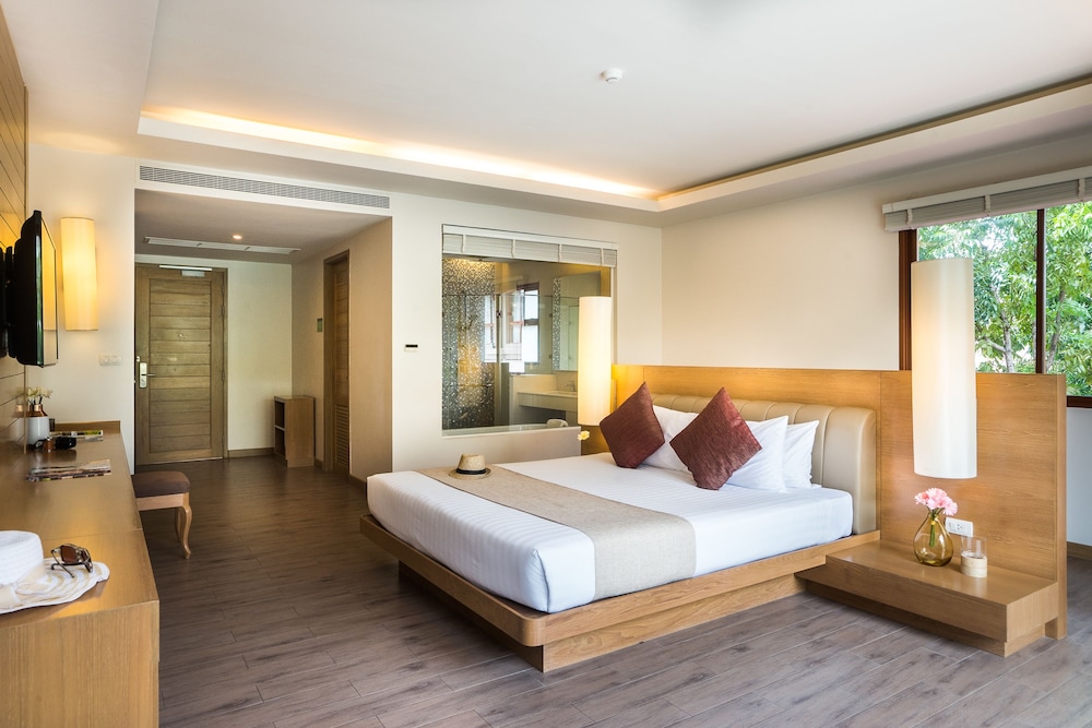 PREMIER, DOUBLE BED, HOT TUB, POOL ACCESS