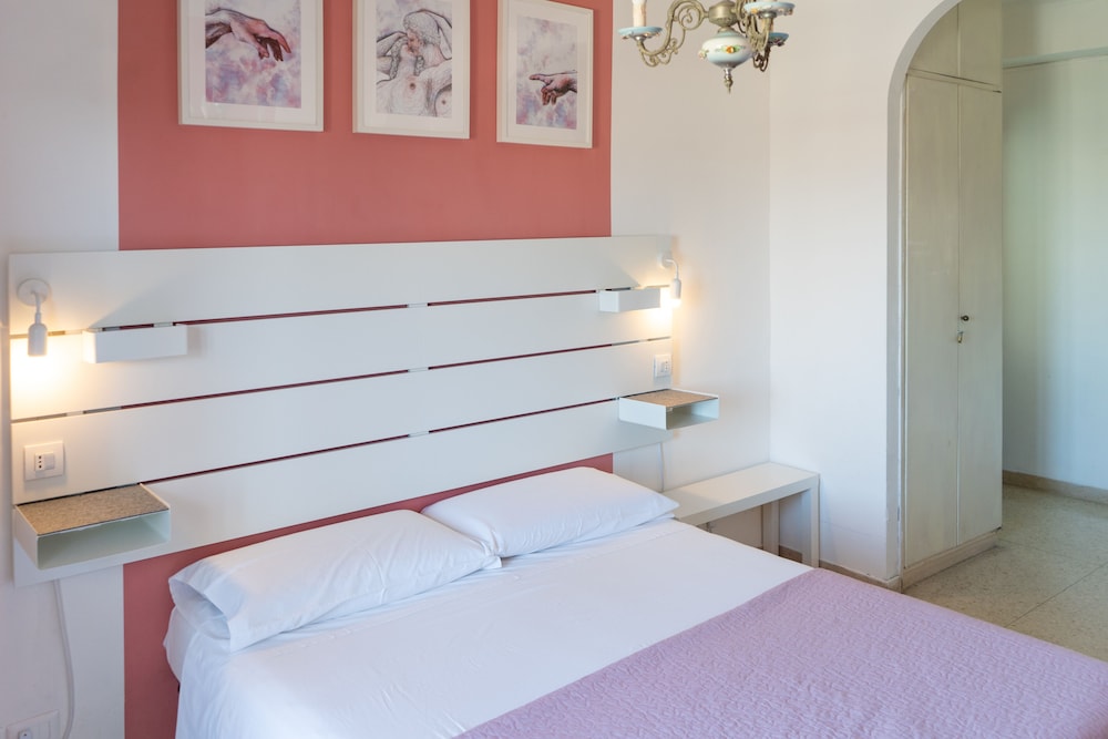 BASIC, DOUBLE BED, PRIVATE BATHROOM
