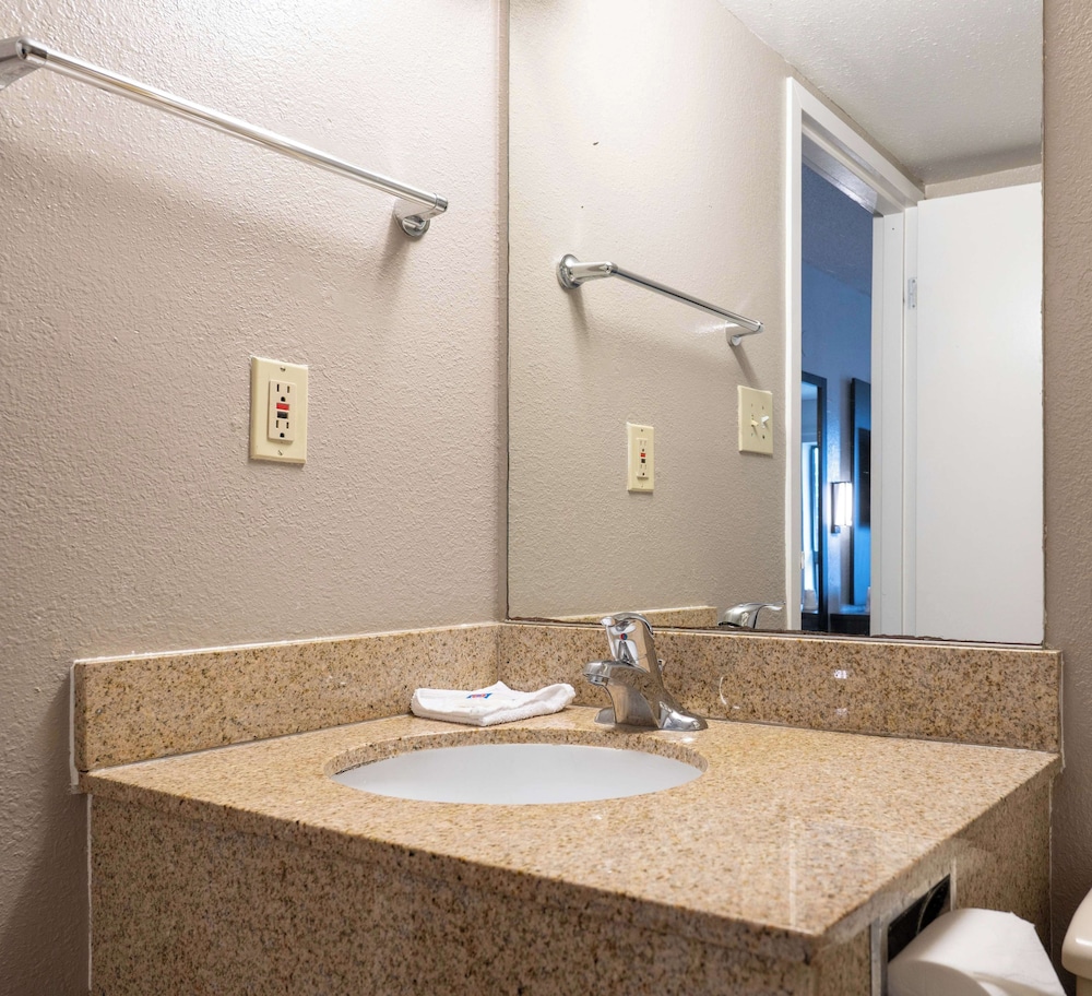Motel6 Branford, CT - New Haven 54/58