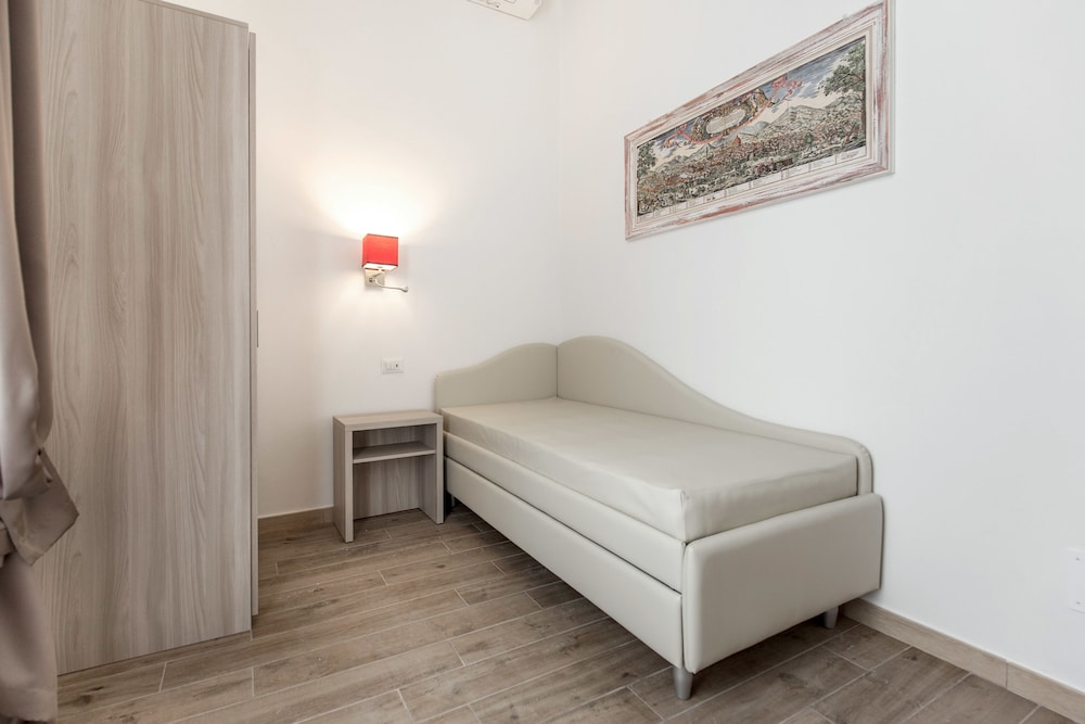 Apollo Guest House 40/50