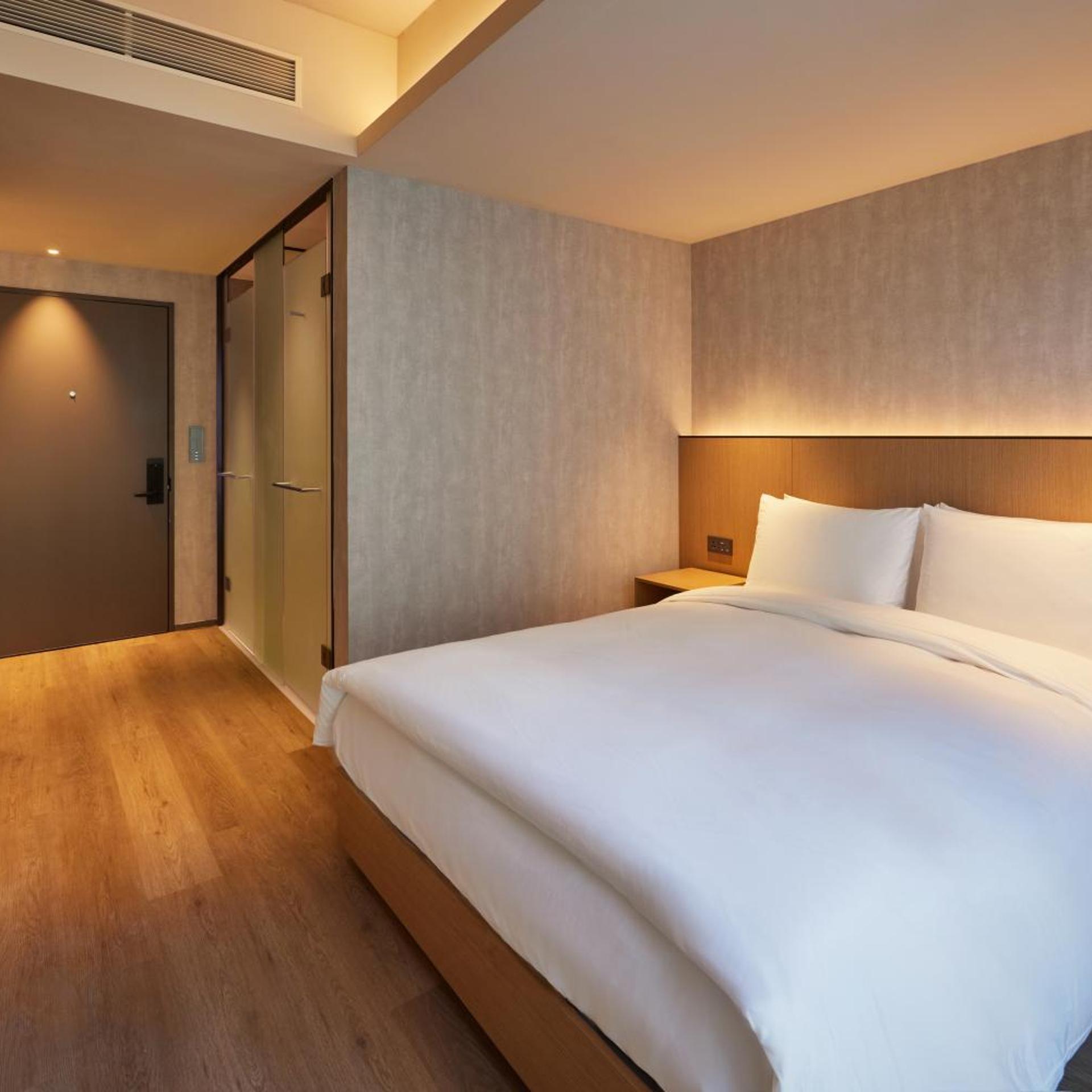Superior, Queen Bed, Town View