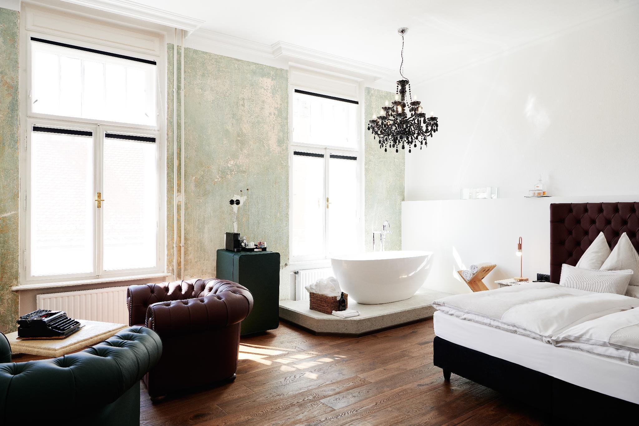 Royal, Oak, Suite, King Bed