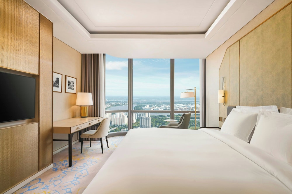 PREMIER, KING BED, SKY VIEW
