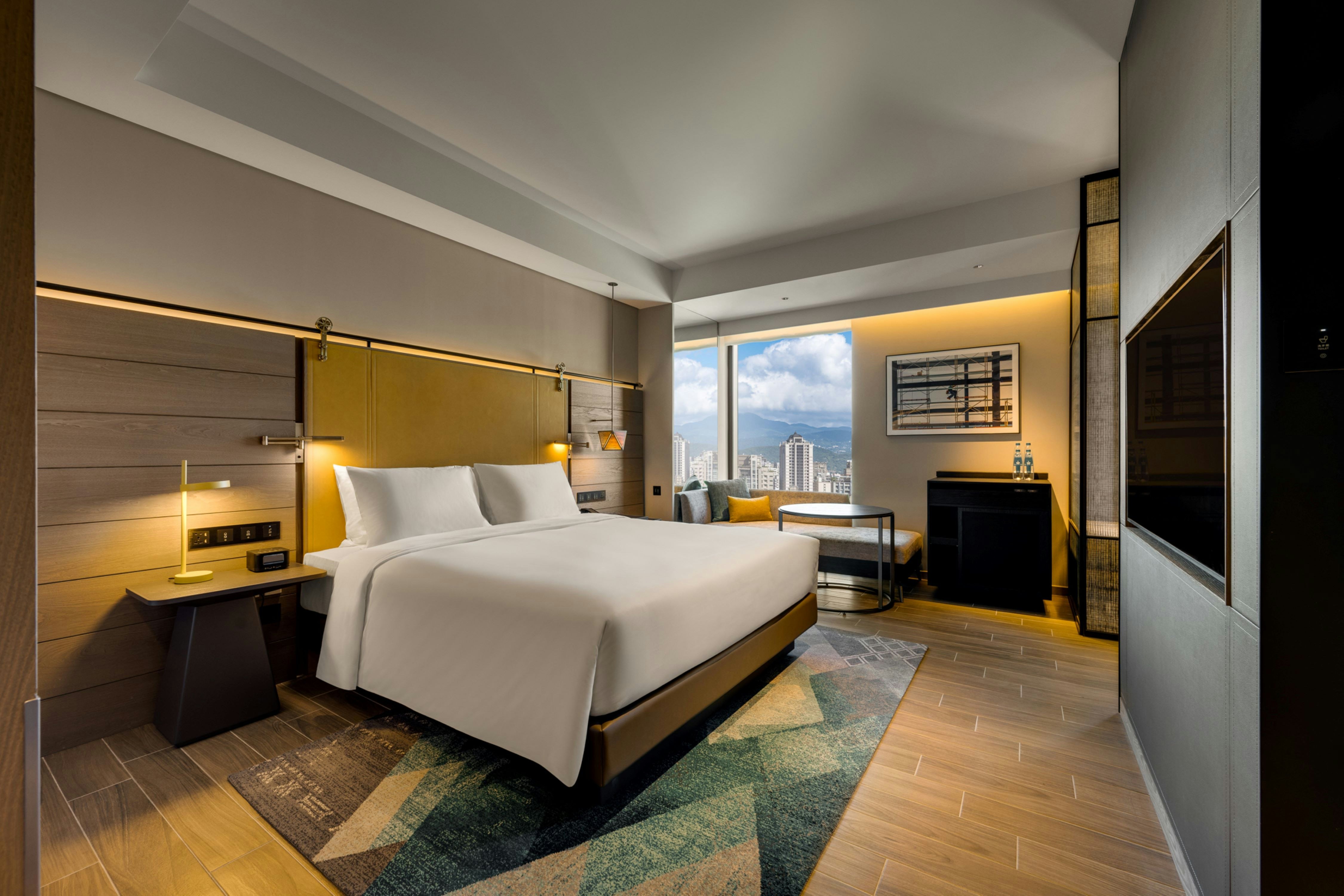 GUEST ROOM, KING BED