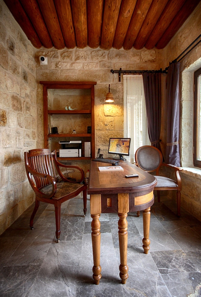1811 Cave Hotel 32/50