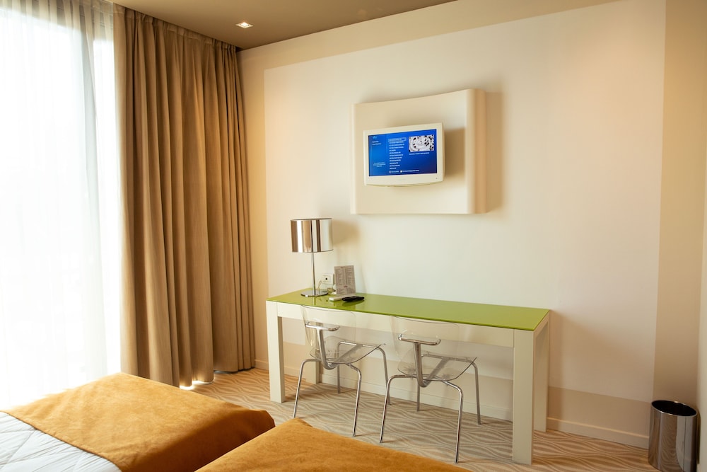 One Hotel & Restaurant 25/50
