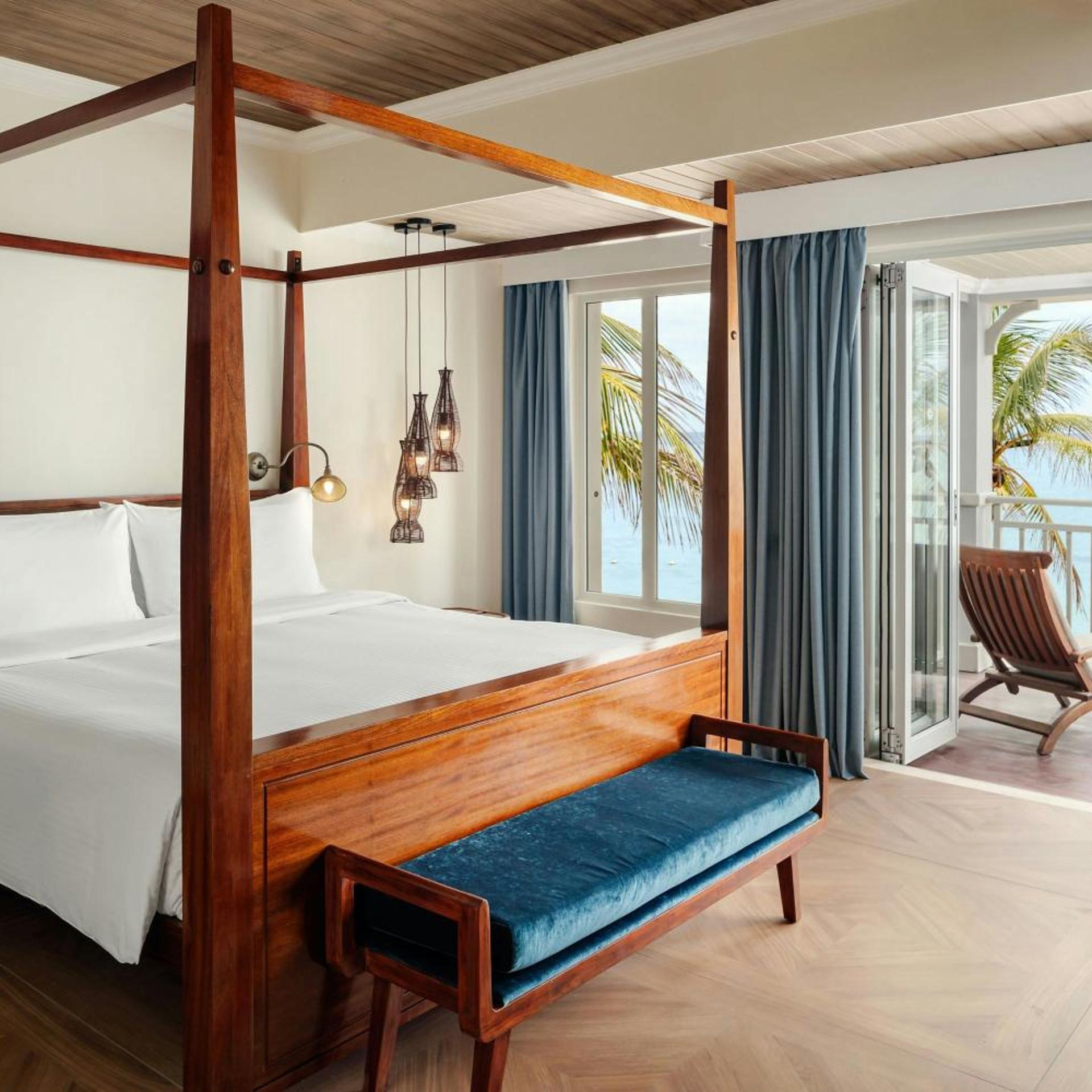 Peninsula, Suite, King Bed, Balcony