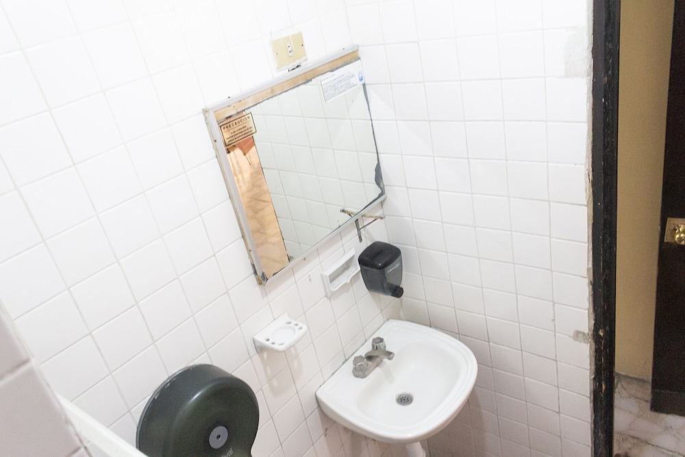 OYO Hotel Colon, Plaza Bicentenario, Zacatecas Centro 44/48