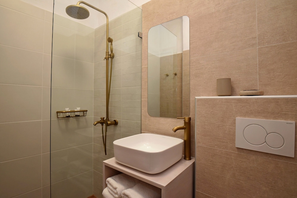 Adonis Hotel Studios & Apartments 65/67