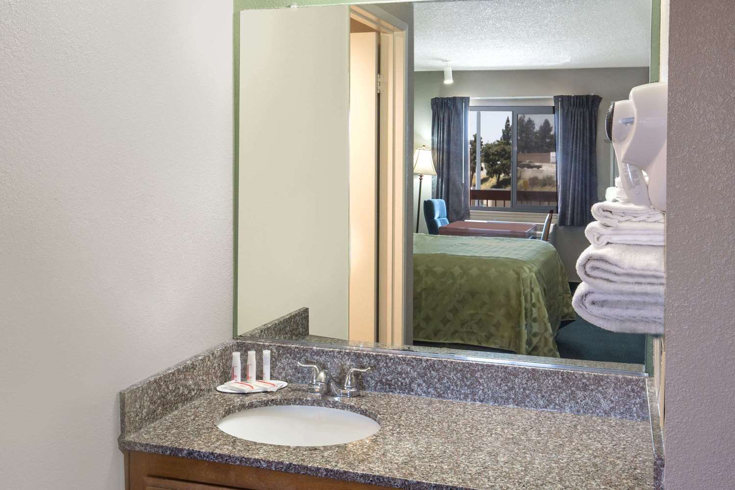 Days Inn by Wyndham Ontario Airport 22/23