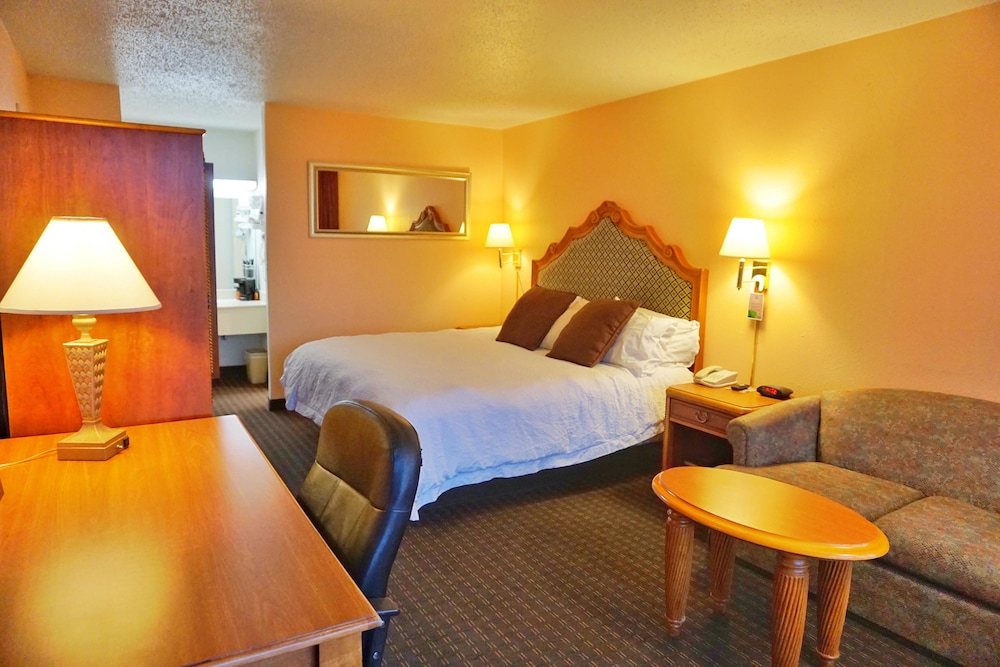 Castle Inn & Suites by OYO Lawton 13/20