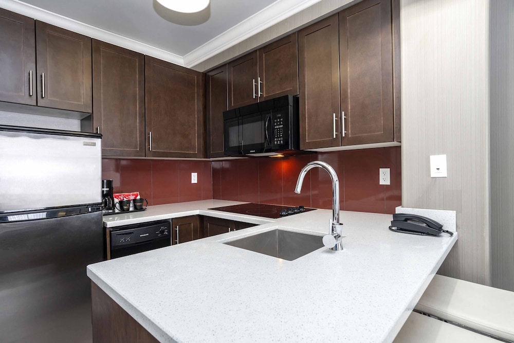 Sandman Hotel & Suites Calgary South 54/65