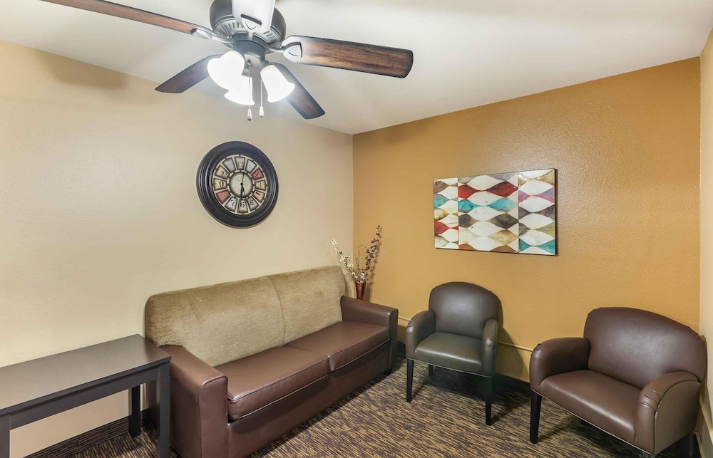 Studio 6 Extended Stay Milwaukee Brookfield WI 41/70