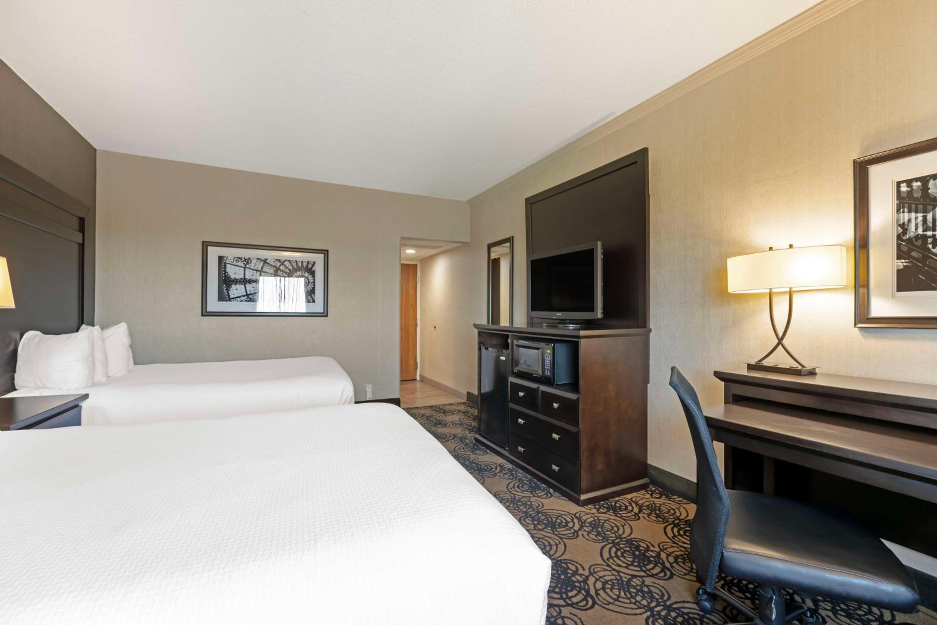 Room, 2 Queen Beds, Bathtub, Accessible